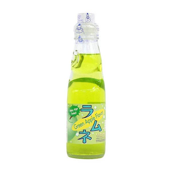 Bottle of green apple-flavored drink with Japanese text on a white background